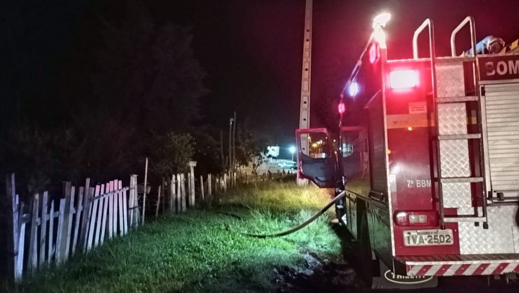 Corpo de Bombeiros Militar atende incêndio em residência na Avenida Cruzeiro do Sul em PF