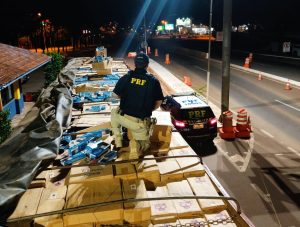 PRF prende contrabandista com quase 2 milhões de reais em cigarros contrabandeados, em Passo Fundo