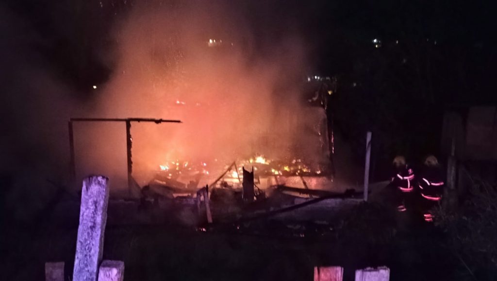 Corpo de Bombeiros Militar atende incêndio em residência na Avenida Cruzeiro do Sul em PF