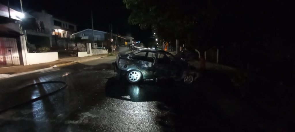 Veículo pega fogo após colisão em árvore, na rua Parobé