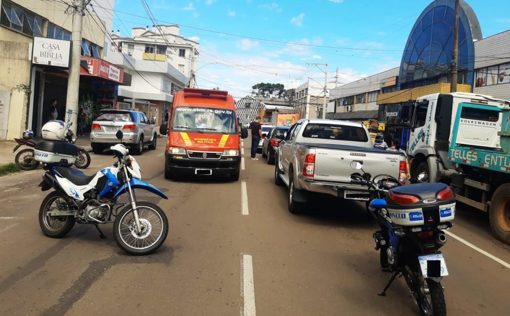 Colisão envolvendo três veículos deixa uma mulher ferida na Avenida Sete de Setembro