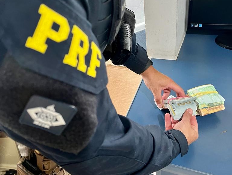 PRF prende passo-fundense com euros e dólares em Santana do Livramento