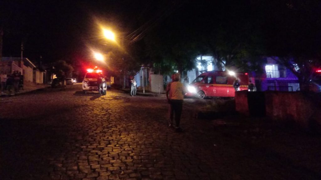 Homem é preso após agredir a mãe e incendiar residência no bairro Petrópolis
