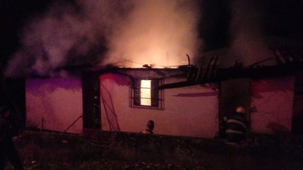 Homem é preso após agredir a mãe e incendiar residência no bairro Petrópolis