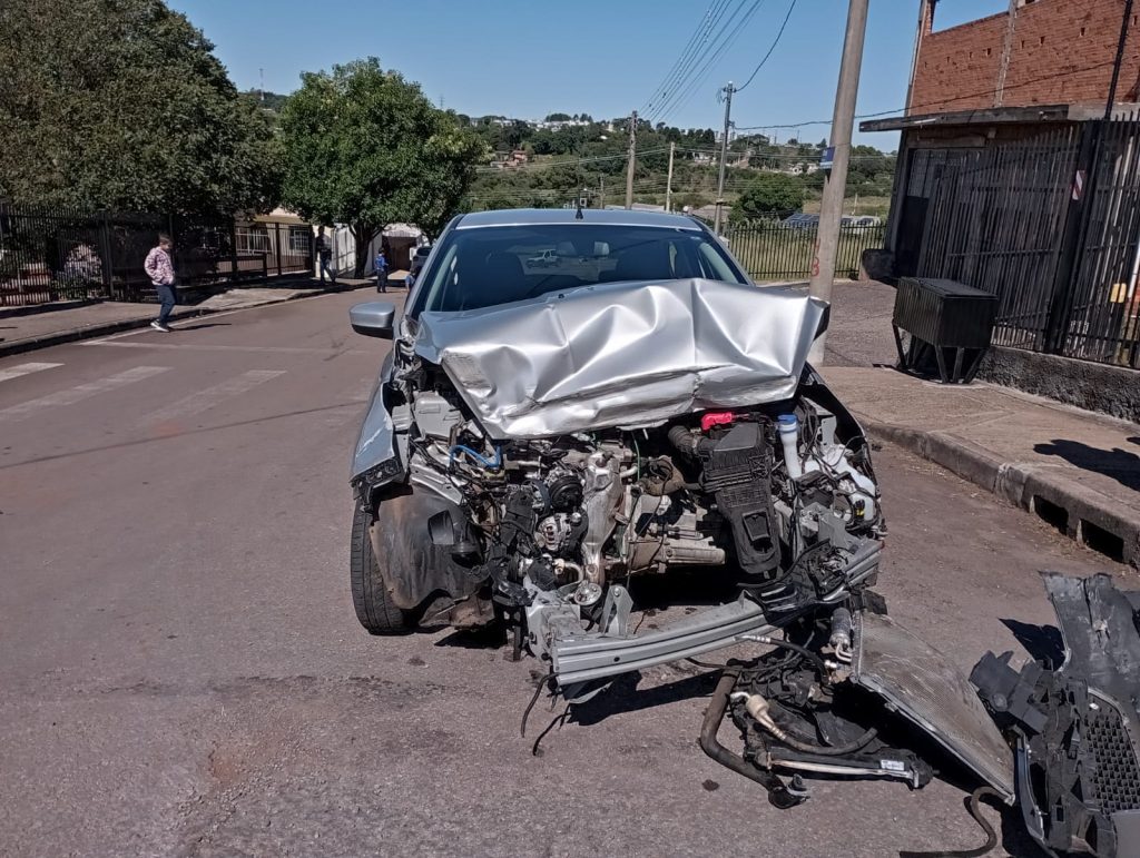 Caminhão invade pátio de residência após carro cortar a preferencial no bairro Nossa Senhora Aparecida