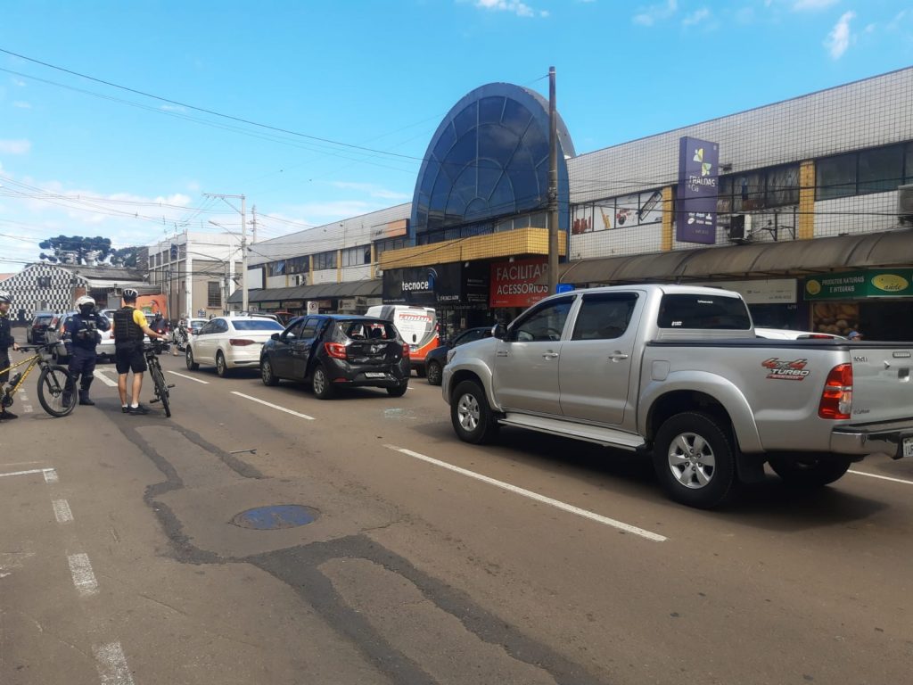 Colisão envolvendo três veículos deixa uma mulher ferida na Avenida Sete de Setembro
