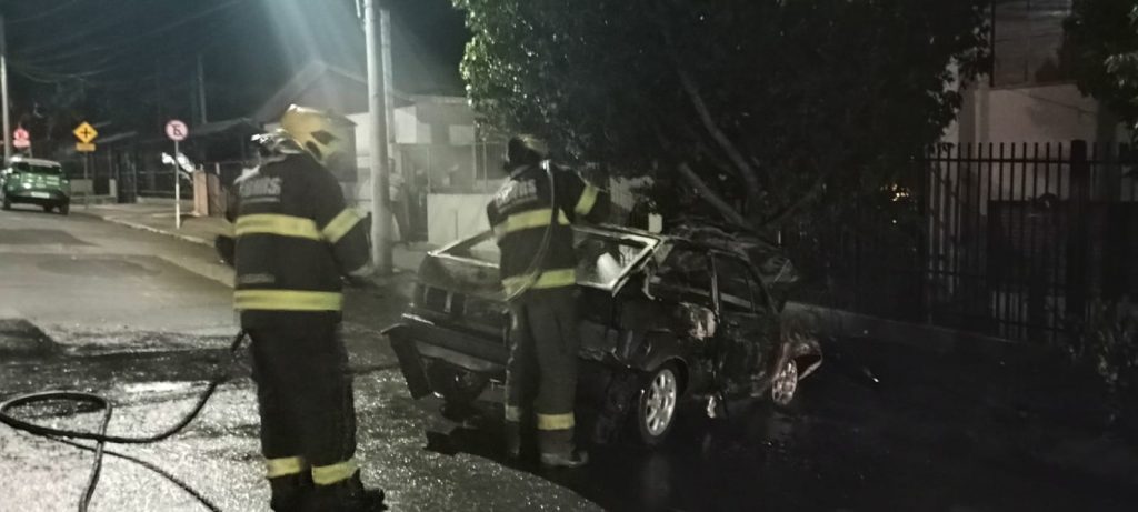 Veículo pega fogo após colisão em árvore, na rua Parobé