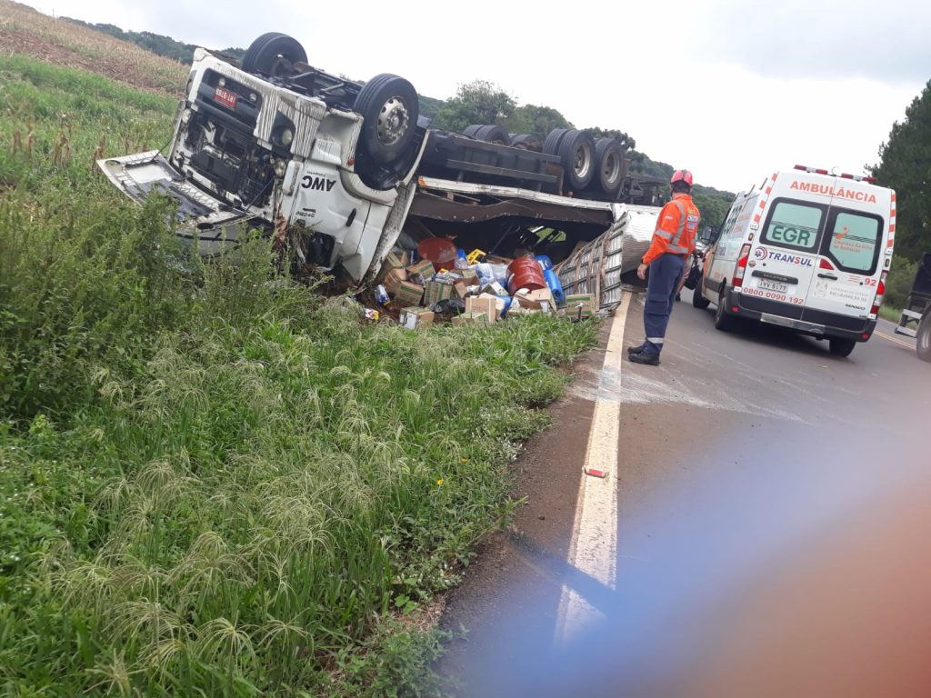 Caminhão sai da pista e capota na ERS-135 entre Coxilha e Sertão