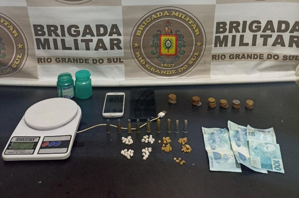 Brigada Militar prende dois traficantes com 85 pedras de crack na Bom Jesus