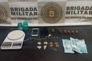 Brigada Militar prende dois traficantes com 85 pedras de crack na Bom Jesus