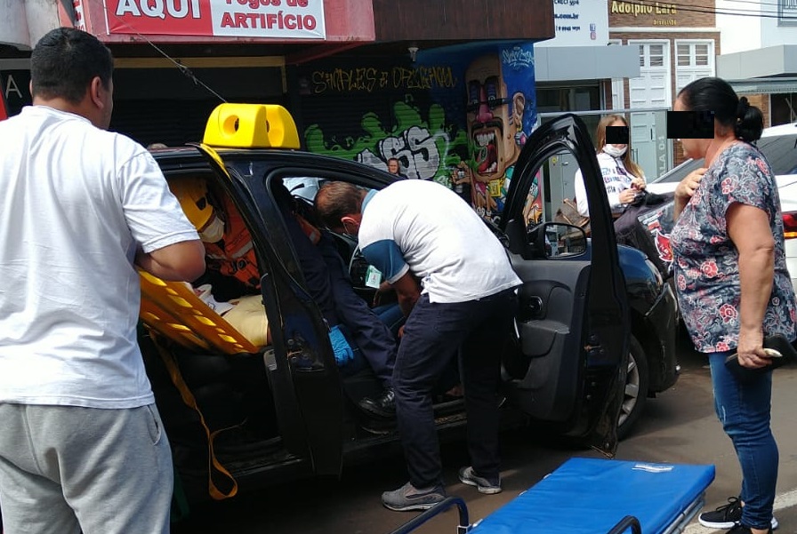 Colisão envolvendo três veículos deixa uma mulher ferida na Avenida Sete de Setembro
