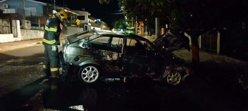 Veículo pega fogo após colisão em árvore, na rua Parobé