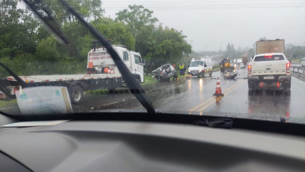 Colisão entre carro e carreta resulta em um óbito e uma ferida em Marques de Souza