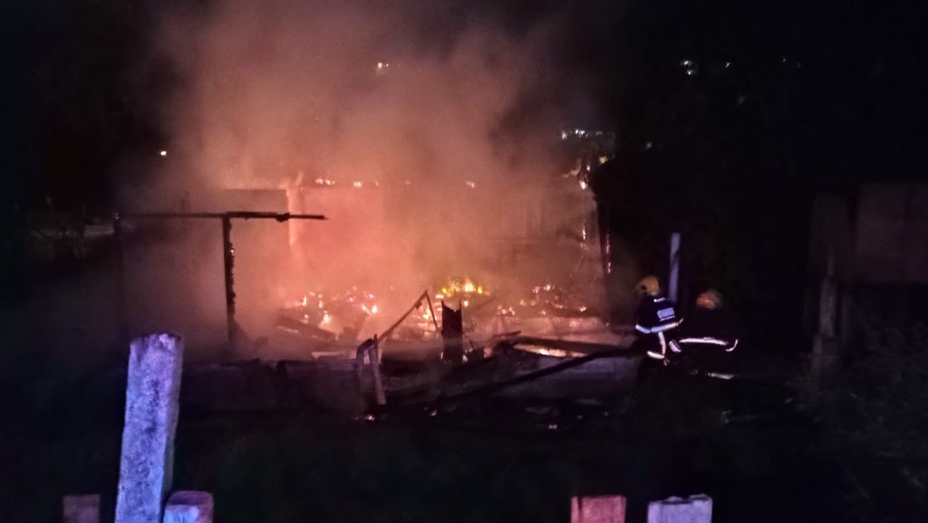 Corpo de Bombeiros Militar atende incêndio em residência na Avenida Cruzeiro do Sul em PF