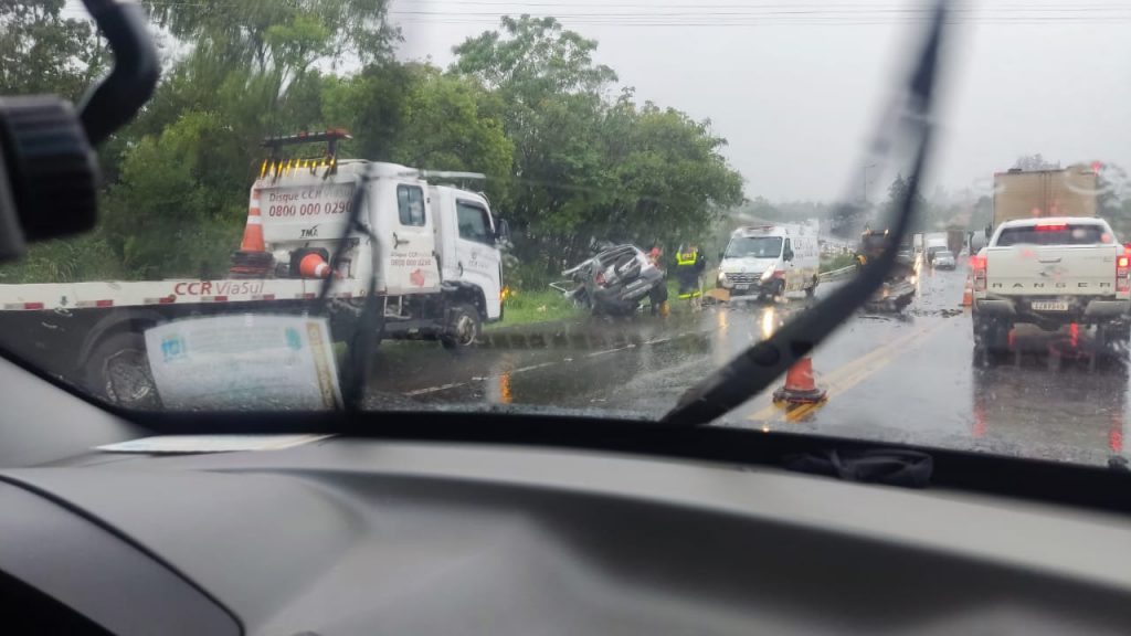 Colisão entre carro e carreta resulta em um óbito e uma ferida em Marques de Souza