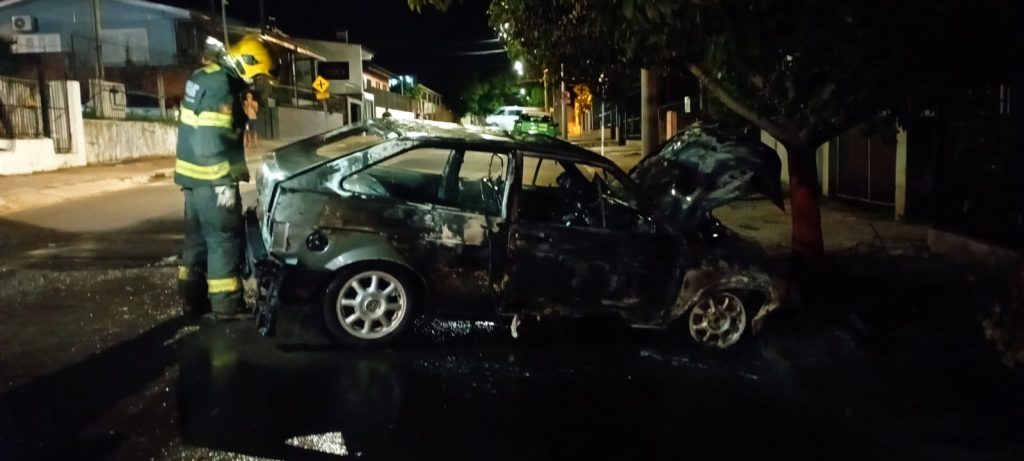 Veículo pega fogo após colisão em árvore, na rua Parobé