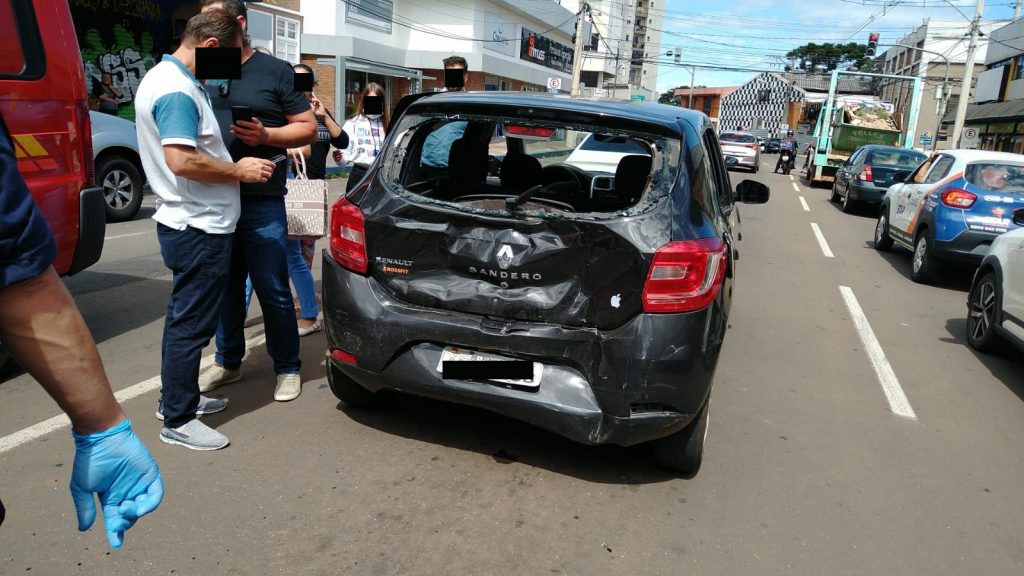 Colisão envolvendo três veículos deixa uma mulher ferida na Avenida Sete de Setembro