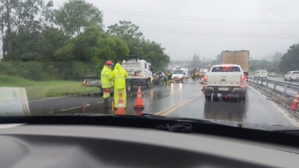 Colisão entre carro e carreta resulta em um óbito e uma ferida em Marques de Souza