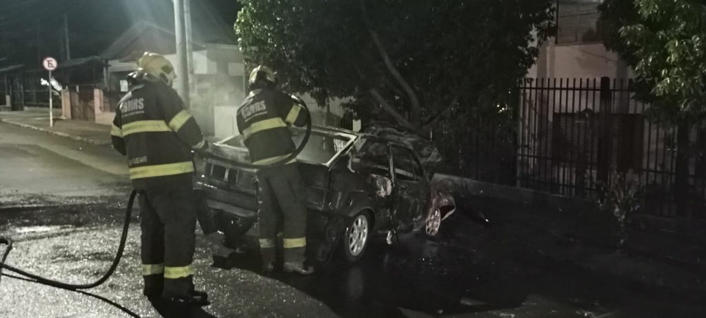 Veículo pega fogo após colisão em árvore, na rua Parobé