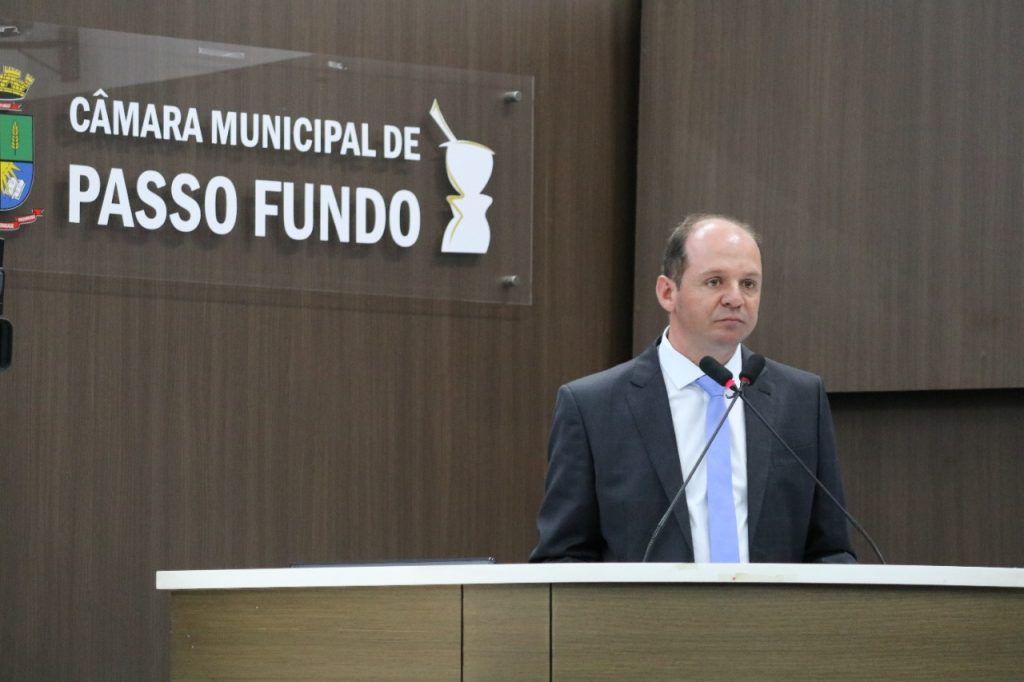 Vitor Becker assume cadeira de Rodinei Candeia na Câmara de Vereadores