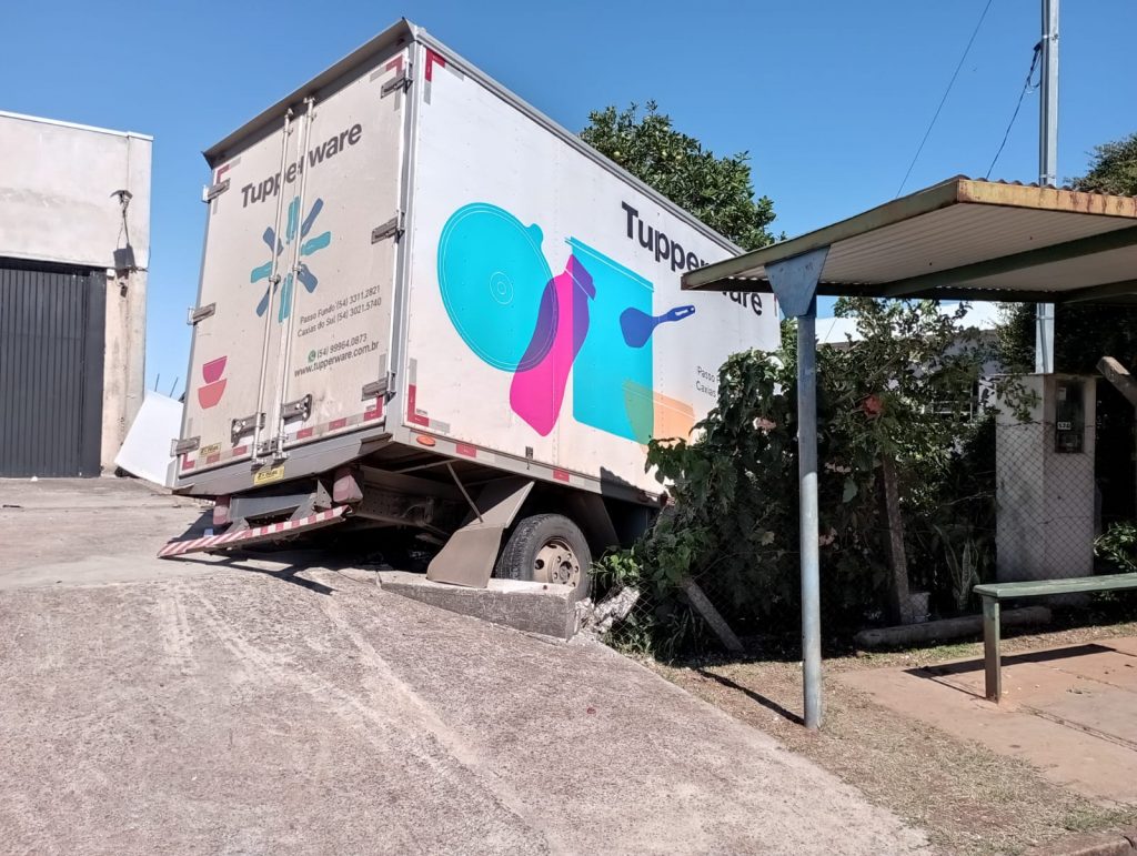 Caminhão invade pátio de residência após carro cortar a preferencial no bairro Nossa Senhora Aparecida