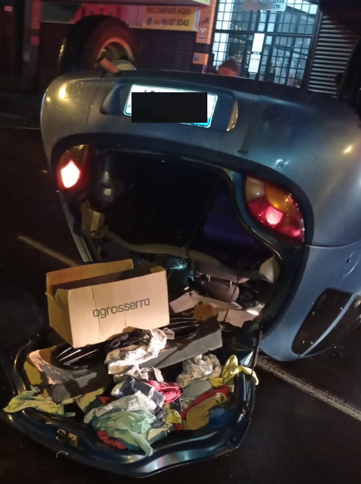 Condutor colide em carro estacionado e capota veículo em frente da Rádio Uirapuru