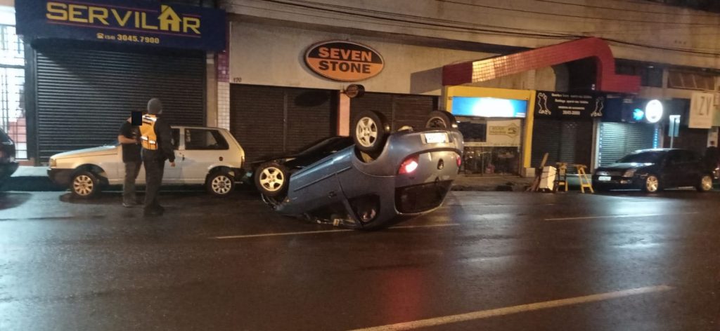 Condutor colide em carro estacionado e capota veículo em frente da Rádio Uirapuru