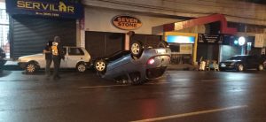 Condutor colide em carro estacionado e capota veículo em frente da Rádio Uirapuru