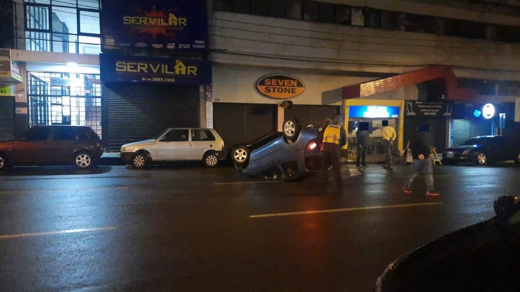 Condutor colide em carro estacionado e capota veículo em frente da Rádio Uirapuru