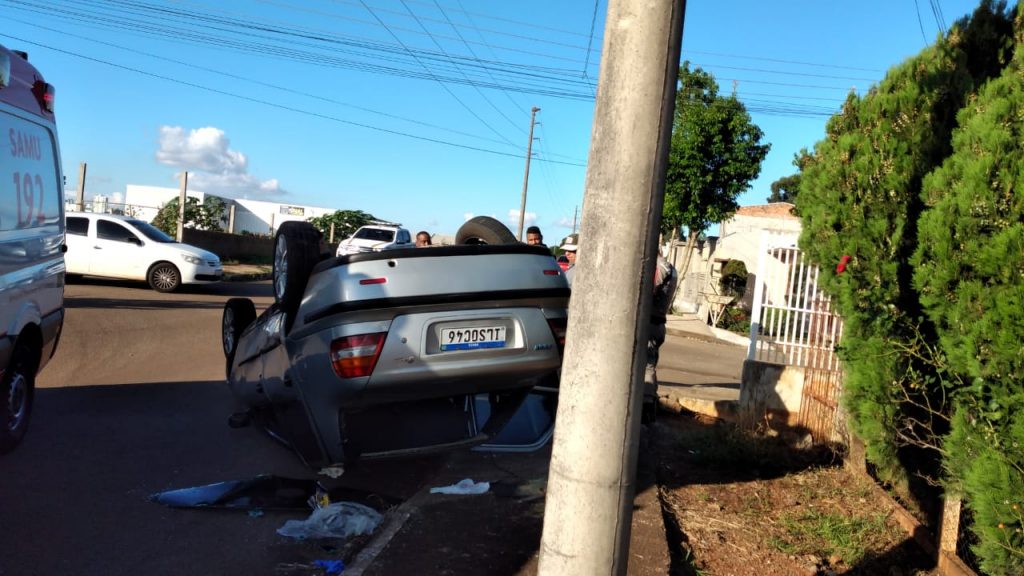 Invasão de preferencial resulta em capotamento no bairro Donária em PF