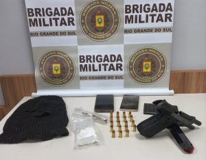 3°RPMon apreende adolescente de 17 anos com pistola, touca ninja e drogas em Marau
