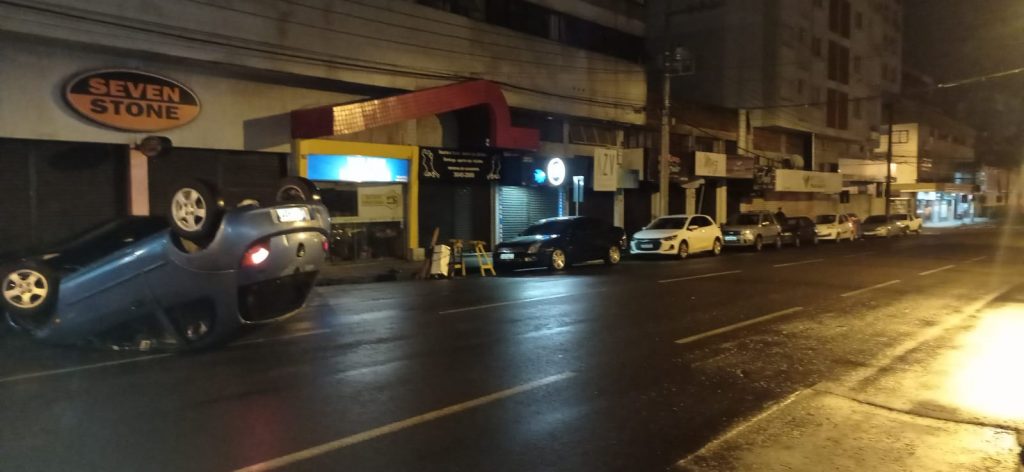 Condutor colide em carro estacionado e capota veículo em frente da Rádio Uirapuru
