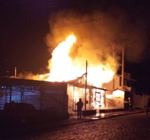 Casa é destruída por incêndio no Bairro Fátima em Passo Fundo