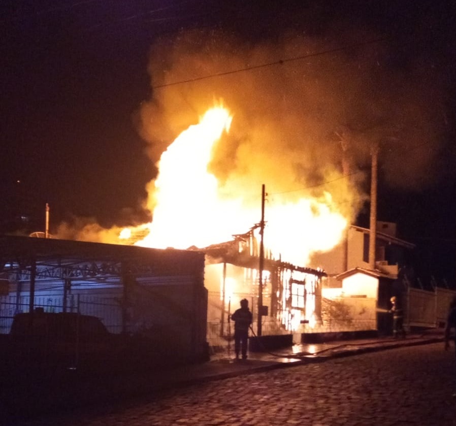 Casa é destruída por incêndio no Bairro Fátima em Passo Fundo