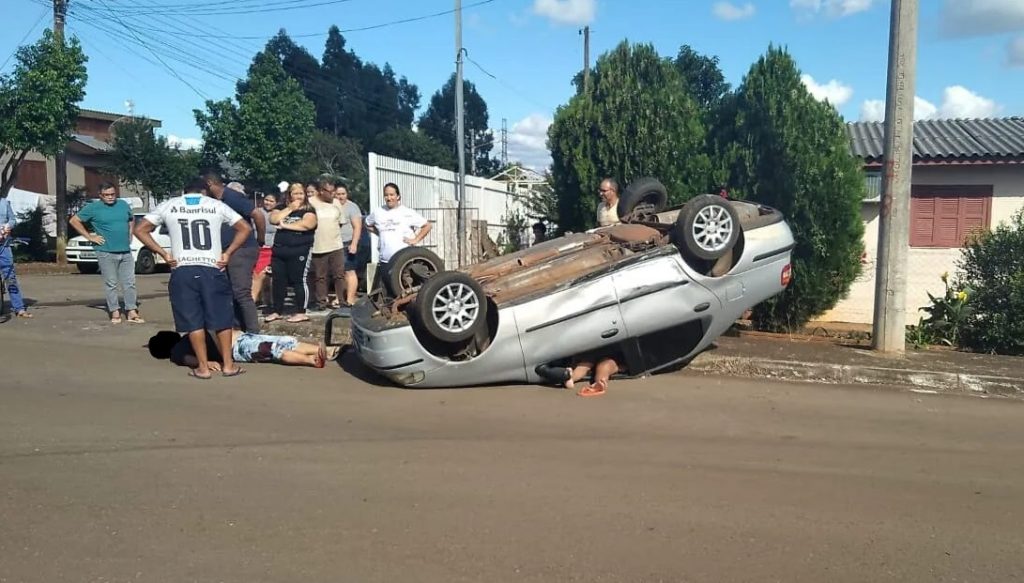 Invasão de preferencial resulta em capotamento no bairro Donária em PF
