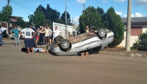 Invasão de preferencial resulta em capotamento no bairro Donária em PF
