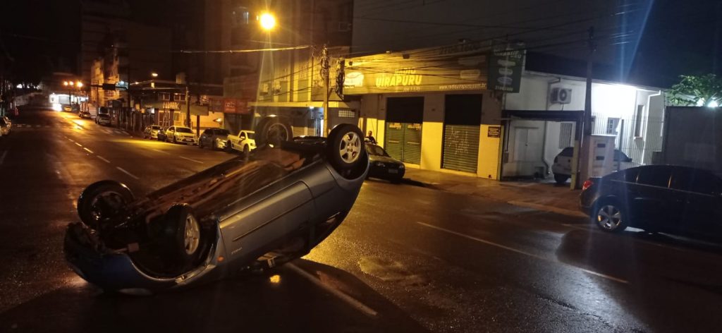 Condutor colide em carro estacionado e capota veículo em frente da Rádio Uirapuru
