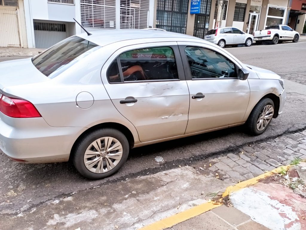 Colisão entre carro e moto deixa motoboy ferido na Rua Uruguai com Bento Gonçalves