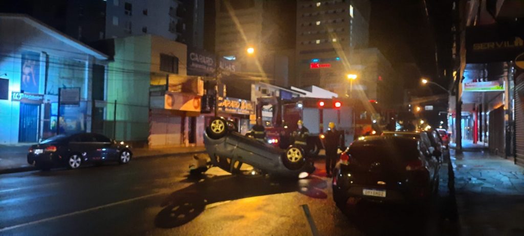 Condutor colide em carro estacionado e capota veículo em frente da Rádio Uirapuru