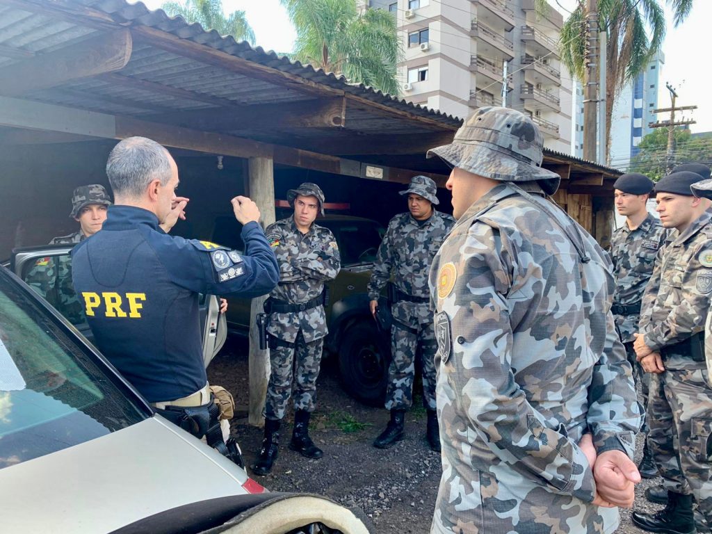 PRF promove instrução de enfrentamento ao tráfico de drogas e armas para BM e PC em Passo Fundo