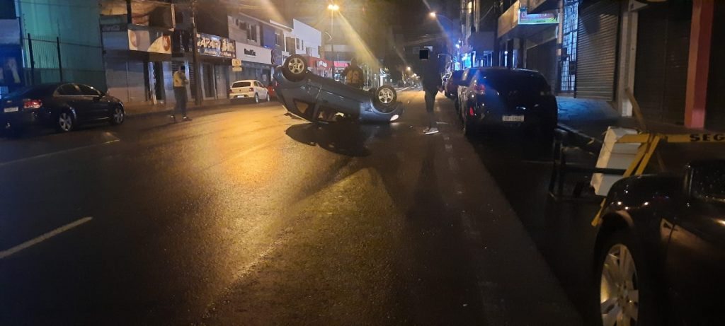 Condutor colide em carro estacionado e capota veículo em frente da Rádio Uirapuru