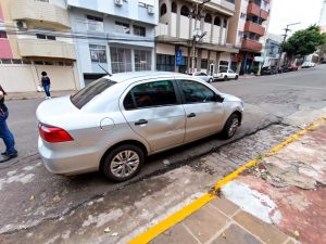Colisão entre carro e moto deixa motoboy ferido na Rua Uruguai com Bento Gonçalves