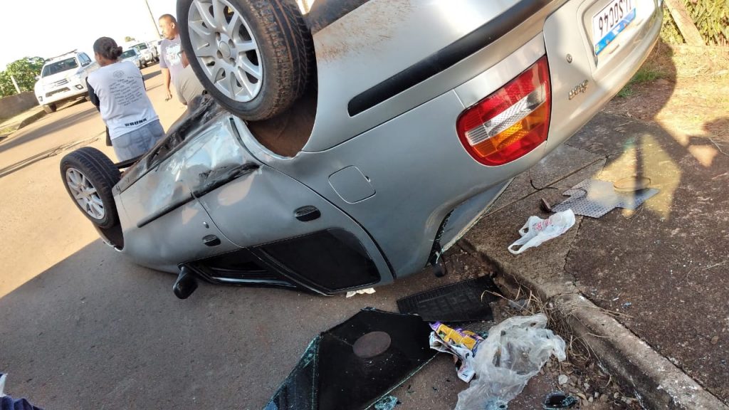 Invasão de preferencial resulta em capotamento no bairro Donária em PF