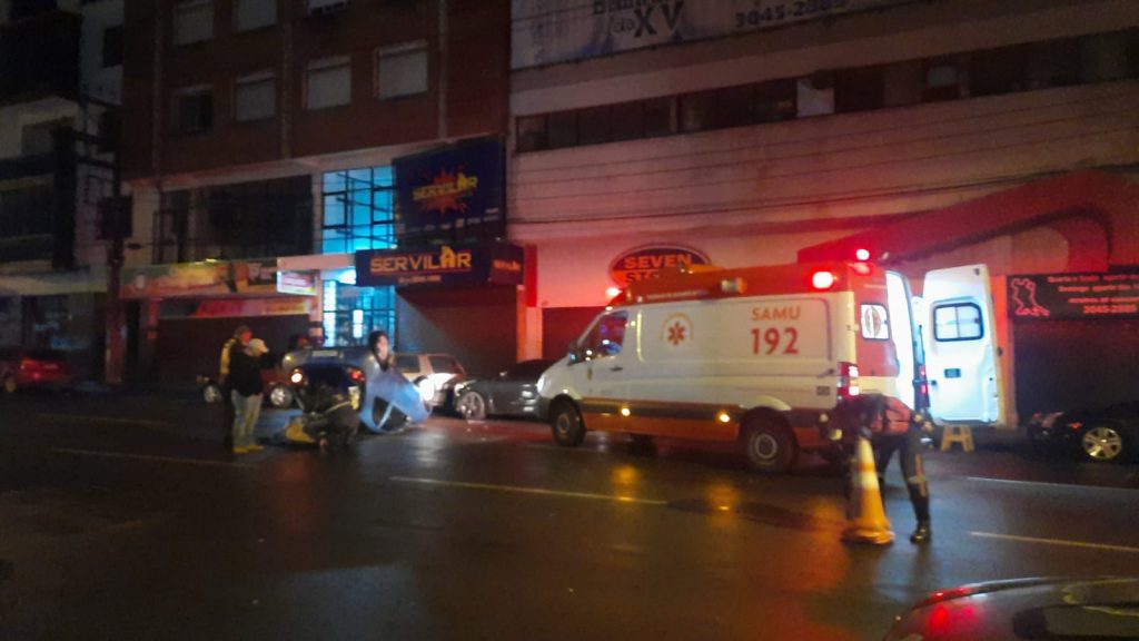 Condutor colide em carro estacionado e capota veículo em frente da Rádio Uirapuru
