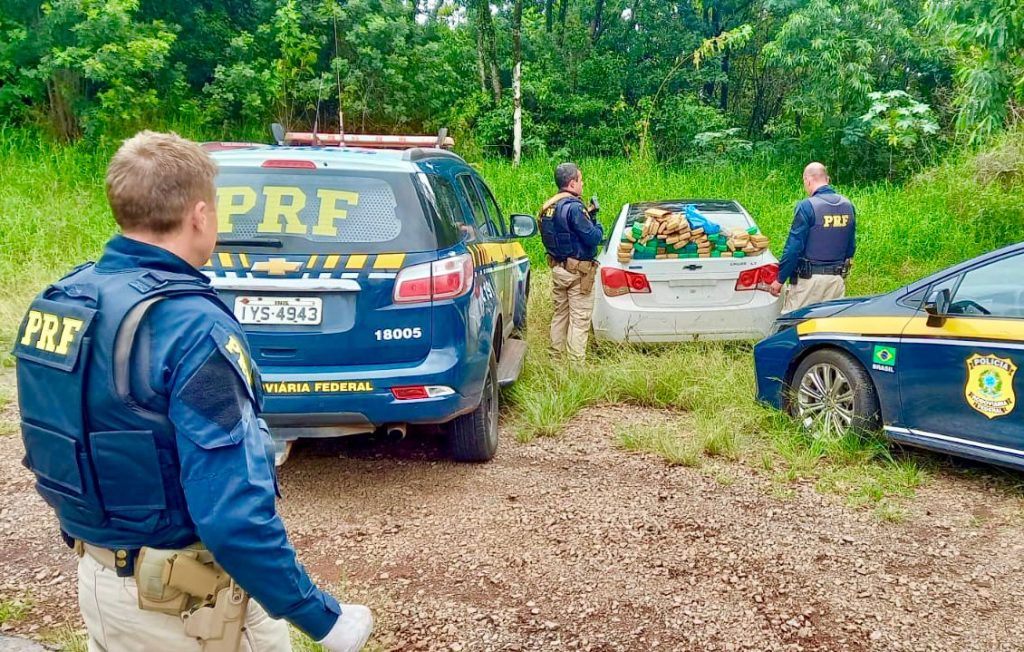 PRF apreende 60 quilos de maconha em carro que fugiu da abordagem em Passo Fundo