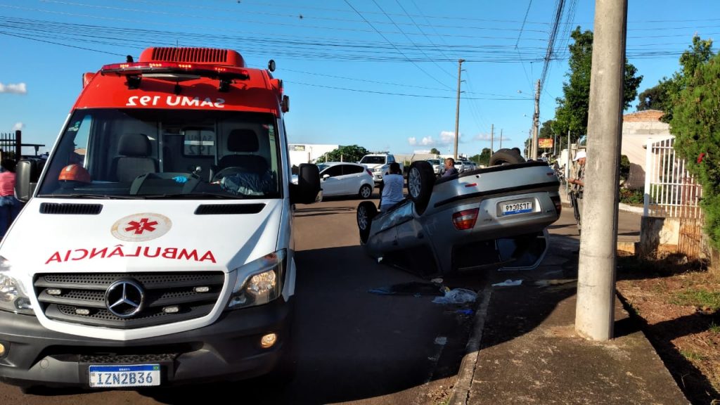 Invasão de preferencial resulta em capotamento no bairro Donária em PF