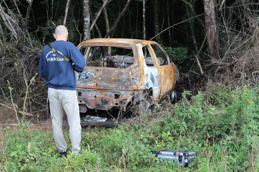 Cadáver é encontrado dentro de carro destruído pelo fogo na Transbrasiliana