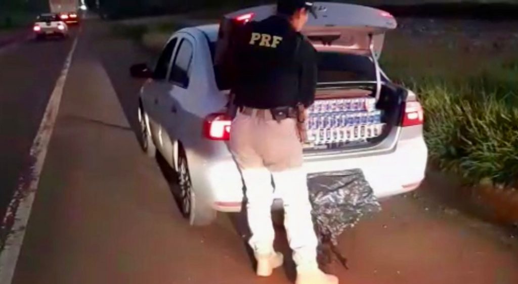PRF prende casal com carga de cigarros paraguaios em Lagoa Vermelha