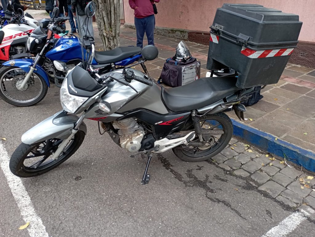 Colisão entre carro e moto deixa motoboy ferido na Rua Uruguai com Bento Gonçalves