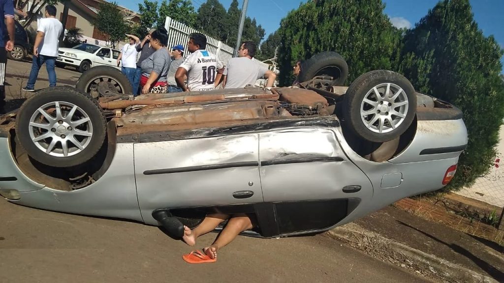 Invasão de preferencial resulta em capotamento no bairro Donária em PF